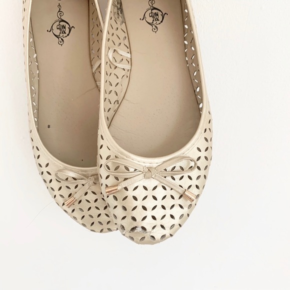 Solemates Gold Perforated Bow Tie Ballet Flats 8 - Picture 3 of 8